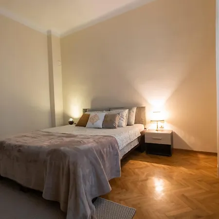 Central Charm Apartment *