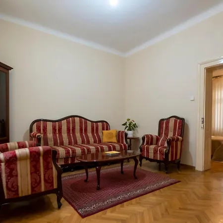 Central Charm Apartment *